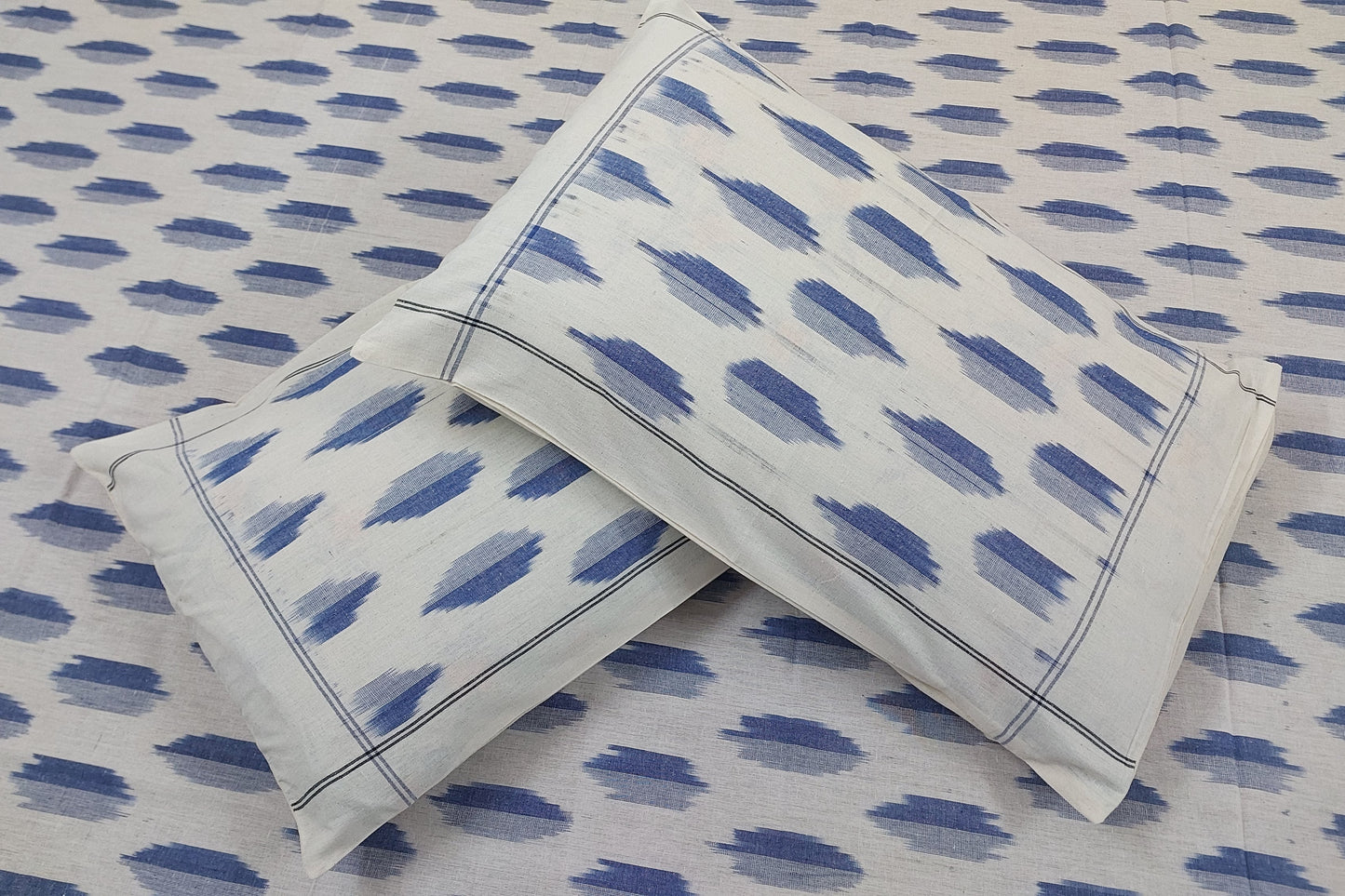 WHITE & BLUE POCHAMPALLY IKAT COTTON QUEEN BEDSHEET