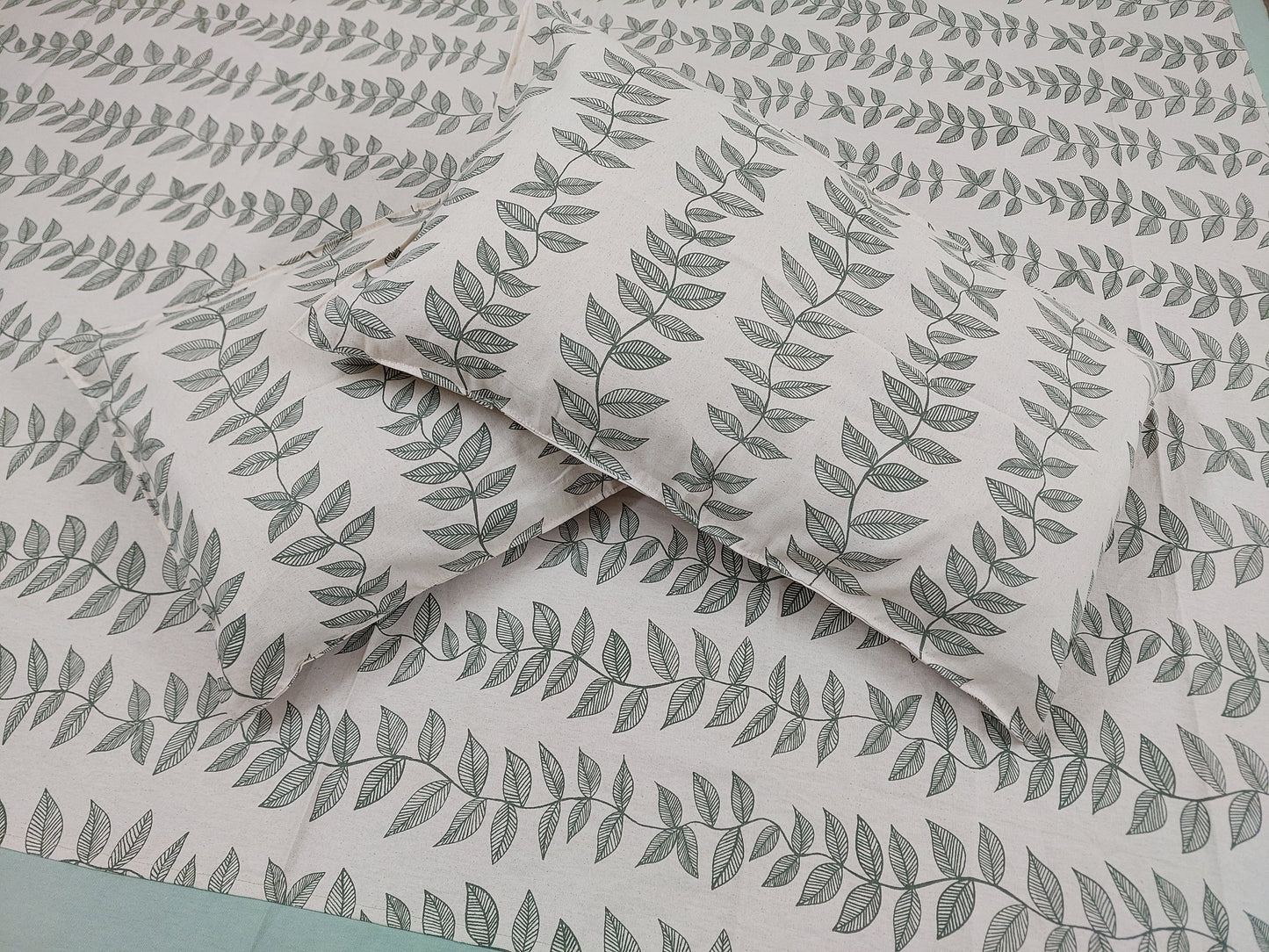 PISTA GREEN BORDER KING COTTON BEDSHEET SET