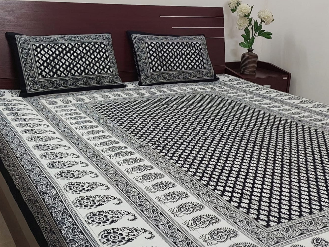 BLACK & WHITE BLOCK PRINTED COTTON QUEEN BEDSHEET