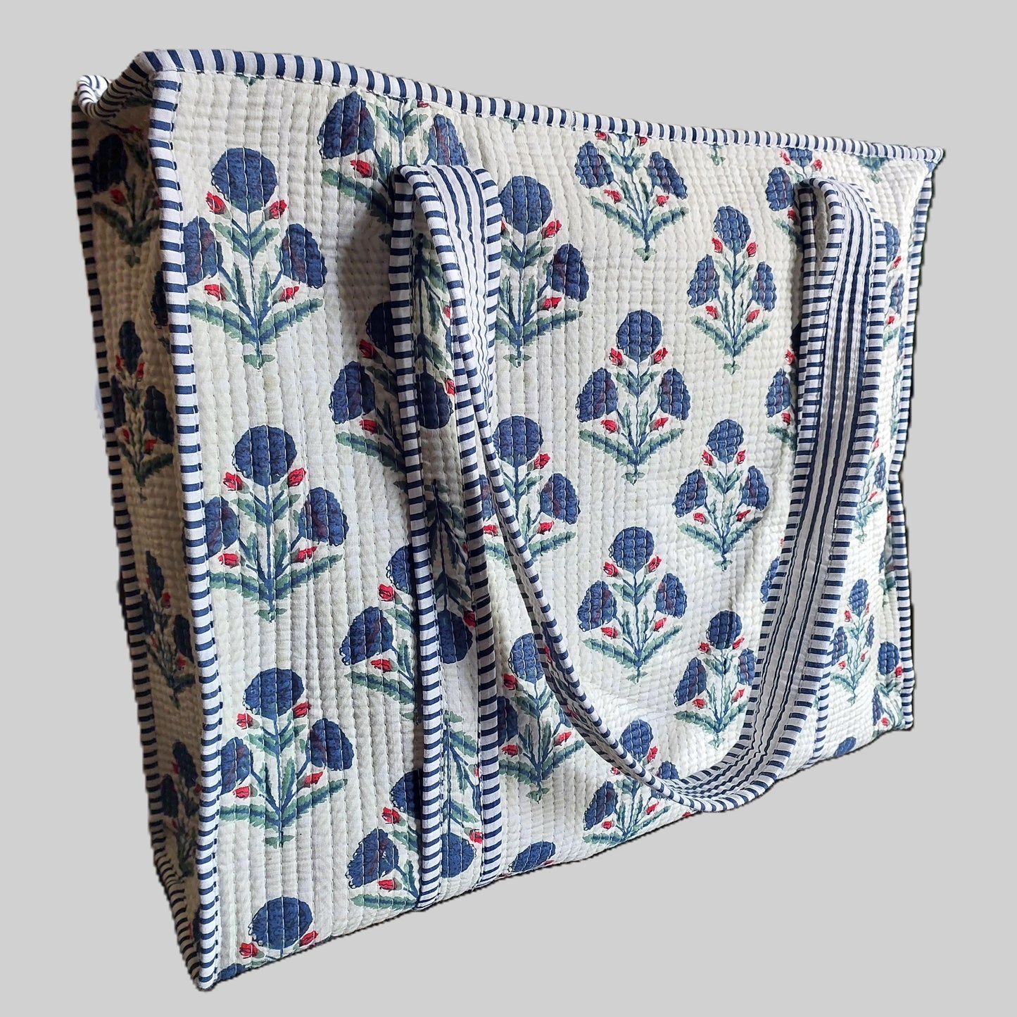 WHITE FLORAL QUILTED TOTE BAG