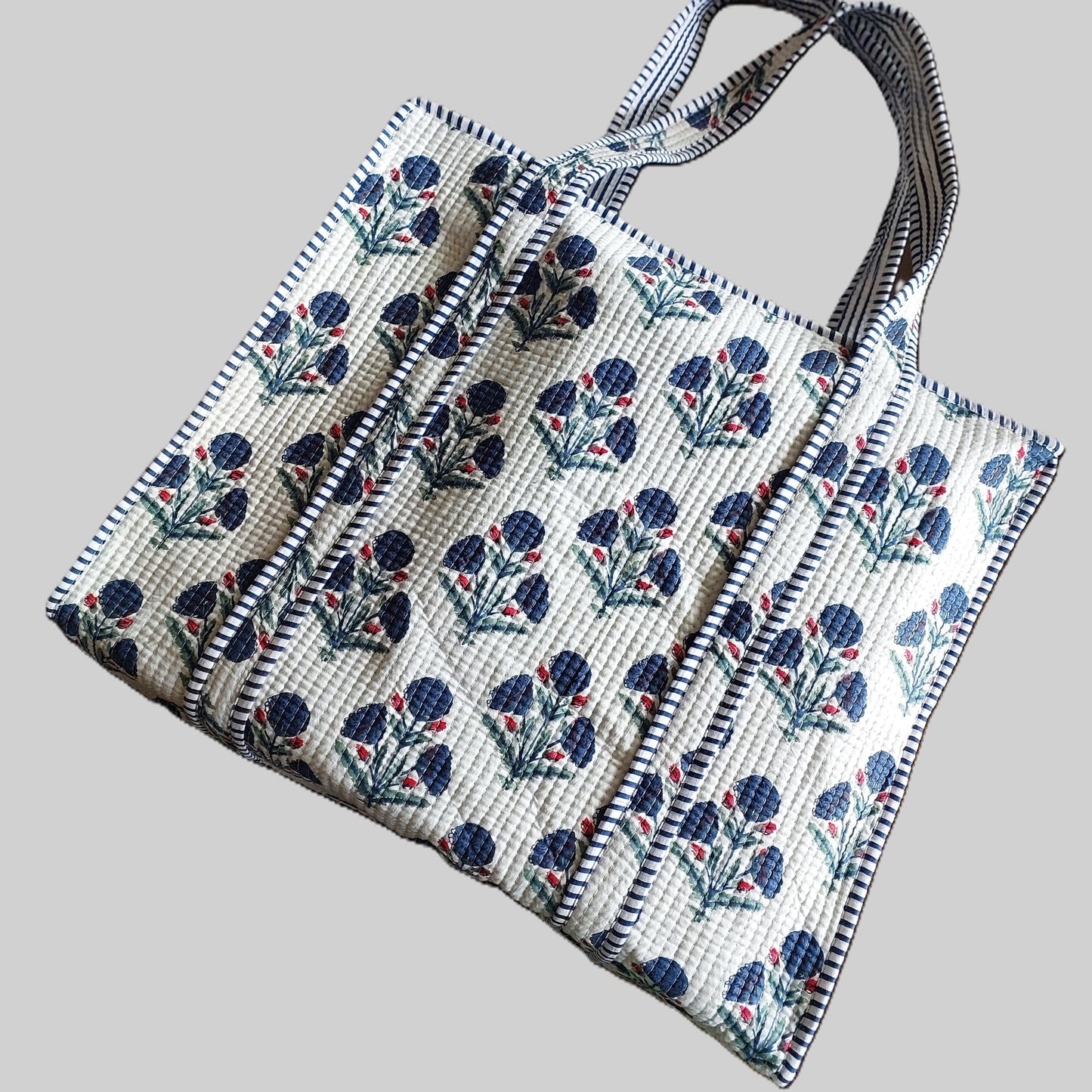 WHITE FLORAL QUILTED TOTE BAG